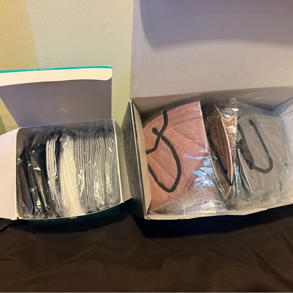 Assorted Color Kn95 Face Masks - Picture 4 of 5